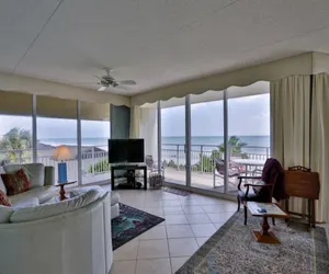 Photo 2 - Spacious Oceanfront Condo with 3 Baths