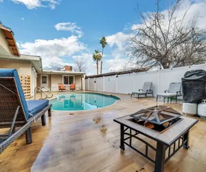 Photo 4 - Vibrant in Vegas - 4 Bd with Shimmering Pool!