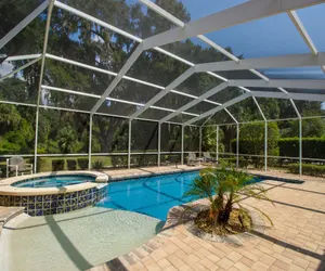 Photo 2 - Spacious home with private pool & Jacuzzi