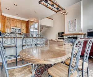 Photo 5 - 3BR Townhome- Walk to Slopes