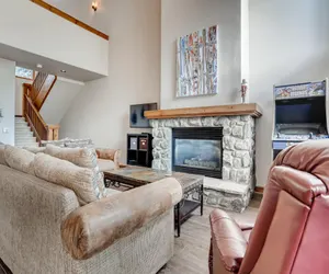 Photo 2 - 3BR Townhome- Walk to Slopes