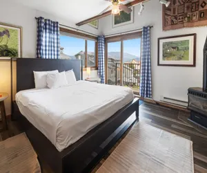 Photo 5 - Ski-in/Ski-out Studio-Private Balcony & Fireplace