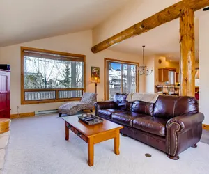 Photo 2 - 3Br Townhome with Mountain Views & Garage