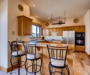 Photo 5 - 3Br Townhome with Mountain Views & Garage