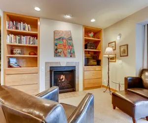 Photo 5 - Renovated Studio- Kids Ski free & On Shuttle Route!