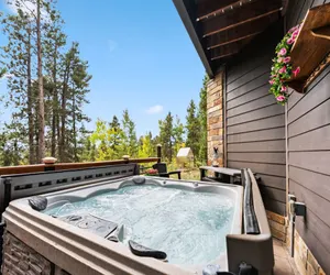 Photo 5 - Treehouse 1BR with Hot Tub