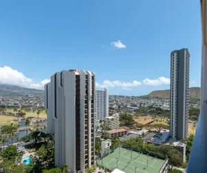 Photo 2 - 21st Floor Condo With View of Ko'olau Mountains and the Ala Wai Canal