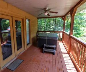 Photo 4 - Mountain Dew - Rustic 2 Bedroom Cabin Near Great Smoky Mountain NP