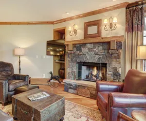 Photo 4 - Luxurious 2 Bedroom Condo 50 Feet From The Slopes!