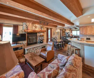 Photo 2 - Spacious & Cozy Condo With Wood Fireplace