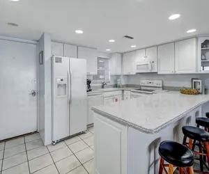 Photo 5 - Striking Ocean View Condo with Private Walkway to the Beach