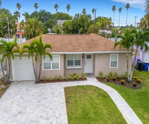 Photo 2 - A Vacationer's Dream - Monthly Pool Home