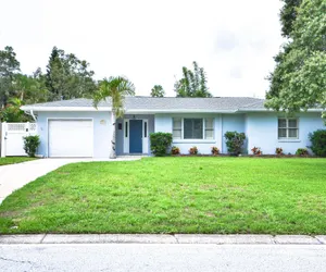 Photo 2 - Sunny Getaway - Beautiful Vacation Rental