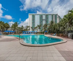 Photo 2 - 1BR Luxury Condo with Pool Across from Beach