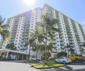 Photo 5 - 1BR Luxury Condo with Pool Across from Beach