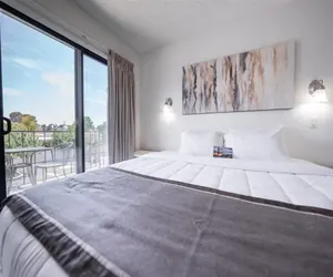 Photo 3 - 1 bedroom apartment with hot tub!