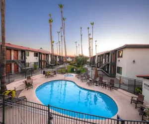 Photo 2 - Scottsdale's premium short term getaway, Fully furnished 1 bedroom homes, FREE Golf, cable, utilities, Wi-Fi, parking, pool, and bike trails- Unit 241