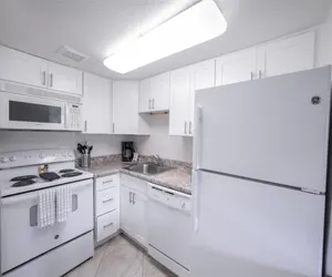 Photo 5 - 1 bedroom apartment with hot tub!