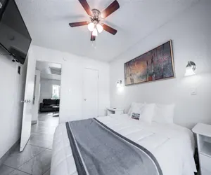 Photo 5 - 1 bedroom apartment with hot tub!