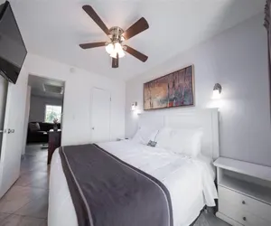 Photo 3 - 1 bedroom apartment with hot tub!