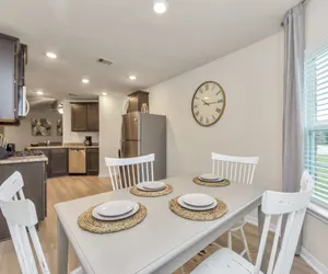 Photo 4 - Newly Remodeled Pet Friendly Family Home In Hockley