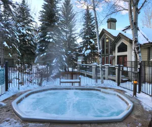 Photo 3 - Luxury 4 BR Home with On-Site Hot Tub, Quick Shuttle to Lift