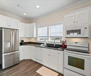 Photo 4 - Shamrock Shores - GULF FRONT west end PET FRIENDLY property with room for everyone.  3 Master suites!