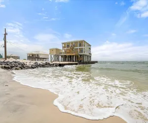 Photo 5 - Shamrock Shores - GULF FRONT west end PET FRIENDLY property with room for everyone.  3 Master suites!