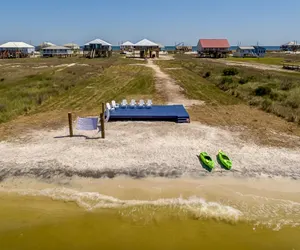 Photo 4 - Blue Oasis - Private backyard beach - pool, hammocks, kayaks, even crab traps so you can catch dinner!