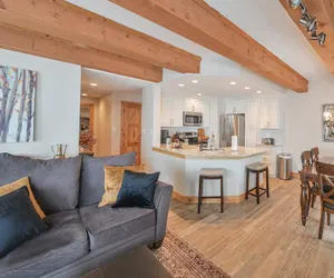 Photo 3 - Luxury & Modern 2 BR Condo at the Plaza