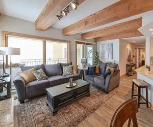Photo 5 - Luxury & Modern 2 BR Condo at the Plaza