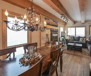 Photo 4 - Luxury & Modern 2 BR Condo at the Plaza