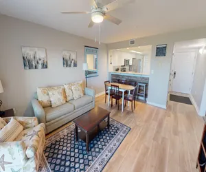 Photo 2 - Recently renovated 2 bedroom Short walk to the beach