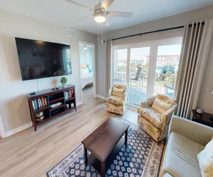 Photo 5 - Recently renovated 2 bedroom Short walk to the beach