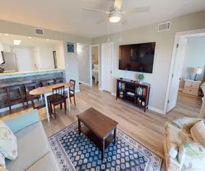 Photo 4 - Recently renovated 2 bedroom Short walk to the beach