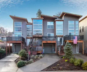 Photo 2 - Sophisticated Urban Loft Townhouse with BBQ on the Deck