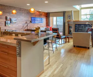 Photo 4 - Sophisticated Urban Loft Townhouse with BBQ on the Deck