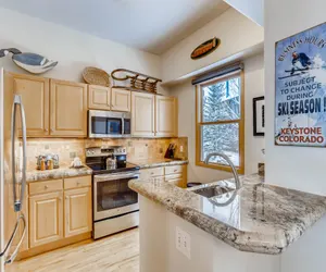 Photo 4 - Premiere 2Br Townhome - Shuttle to Slopes. Kids Ski Free!