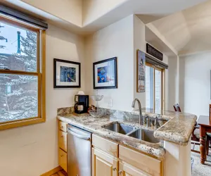 Photo 5 - Premiere 2Br Townhome - Shuttle to Slopes. Kids Ski Free!