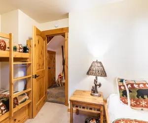 Photo 4 - Beautiful Mountain 2 Bedroom Ski-In/Ski-Out in Ski Trails
