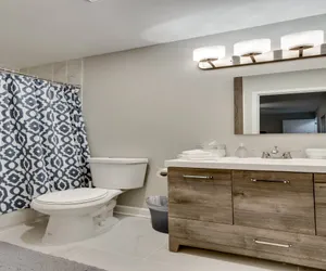 Photo 3 - 3 br/2 ba w/ Building Laundry by IL Med District