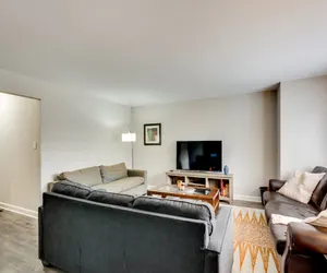 Photo 5 - 3 br/2 ba w/ Building Laundry by IL Med District