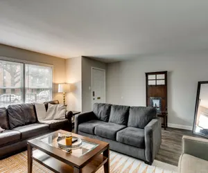 Photo 2 - 3 br/2 ba w/ Building Laundry by IL Med District