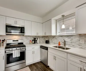 Photo 4 - 3 br/2 ba w/ Building Laundry by IL Med District