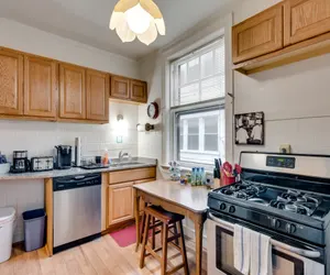 Photo 3 - Beautiful Three Bedroom Apartment near Loyola