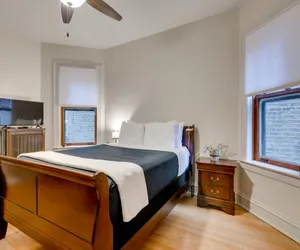 Photo 5 - Beautiful Three Bedroom Apartment near Loyola