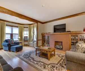 Photo 2 - Beautiful Three Bedroom Apartment near Loyola