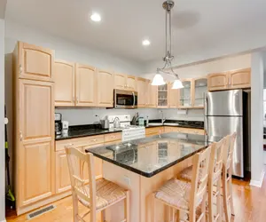 Photo 3 - Near the Blue Line! 3 Bedrooms in River West