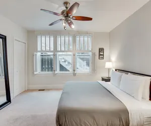 Photo 5 - Near the Blue Line! 3 Bedrooms in River West