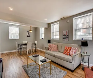 Photo 4 - 3 Level Coach House in Roscoe Village with Patio!